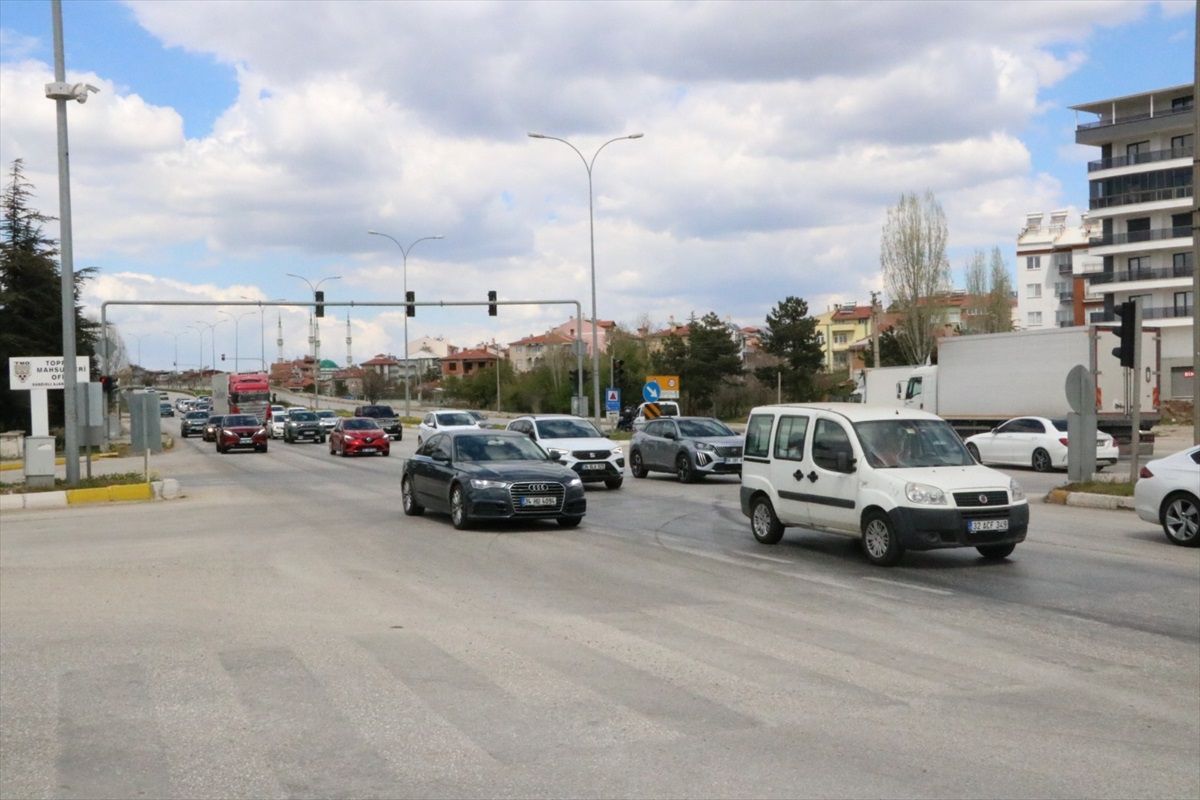 Ramazan Bayramı dolayısıyla Afyonkarahisar-Antalya kara yolunda trafik yoğunluğu yaşanıyor