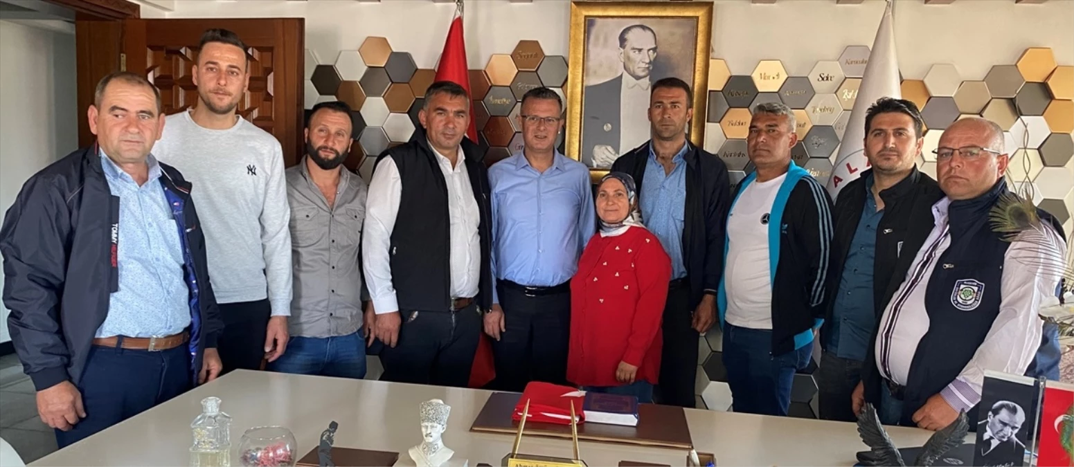 Alaşehir\'in ilk kadın muhtarı Belediye Başkanı\'nı ziyaret etti