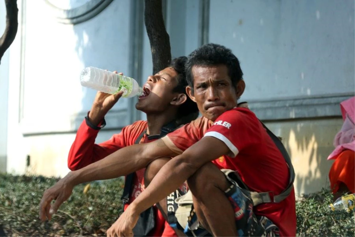 Myanmar\'ın Yangon kentinde insanlar sıcak hava dalgasına karşı mücadele ediyor