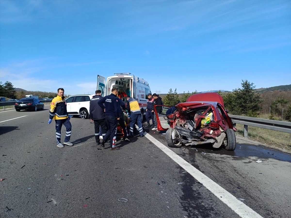 Anadolu Otoyolu\'nda Otomobil ile Cip Çarpıştı: 3 Yaralı