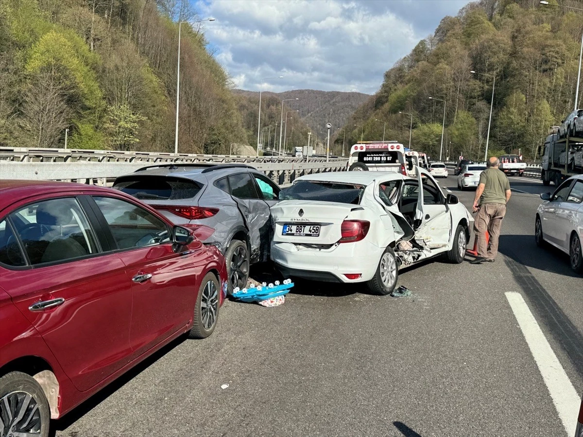 Anadolu Otoyolu\'nda Zincirleme Trafik Kazası: 3 Yaralı