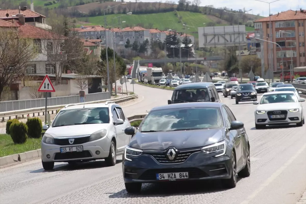 Ankara-Samsun kara yolunda Ramazan Bayramı tatili dolayısıyla trafik yoğunluğu