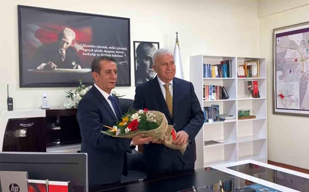 Aydın\'da CHP\'li Belediye Başkanı Fatih Atay, halefi Anıl Yetişkin\'i ziyaret etti