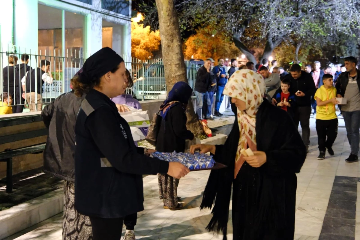 Aydın Büyükşehir Belediyesi Kadir Gecesi\'nde Vatandaşlara İkramlar Dağıttı