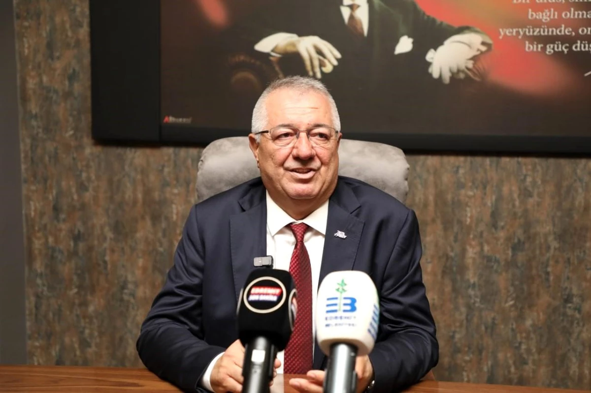 Edremit Belediye Başkanı Mehmet Ertaş, çalışanların ödenmeyen maaşlarını tamamladı
