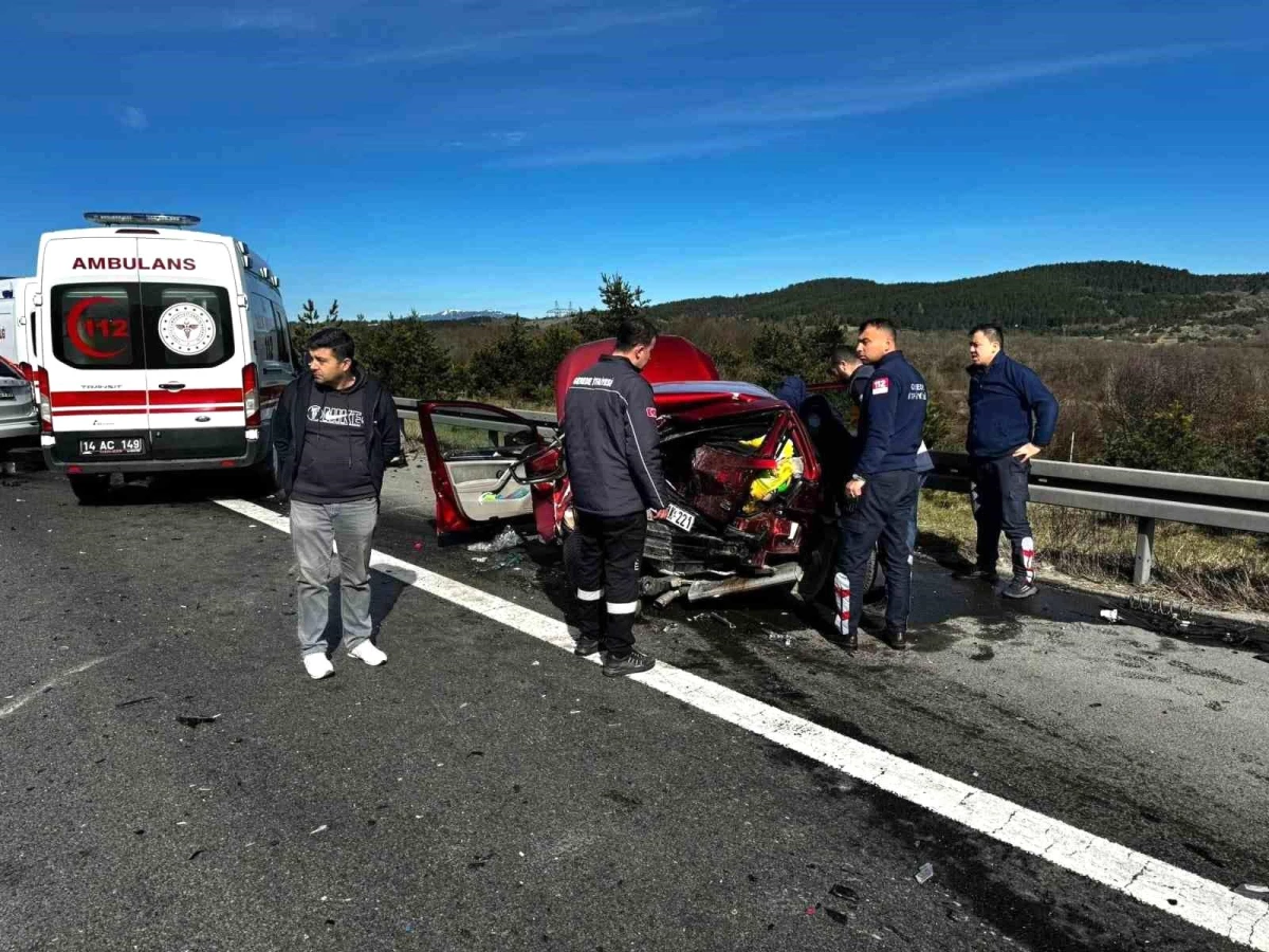 Anadolu Otoyolu\'nda Cip ile Otomobil Çarpıştı: 3 Yaralı