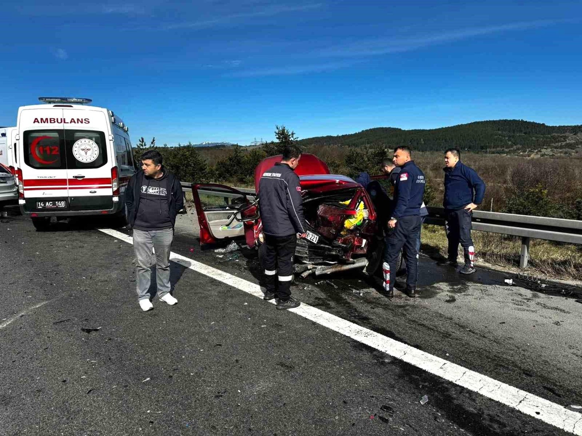Anadolu Otoyolu\'nda Cip ile Otomobil Çarpıştı: 3 Yaralı