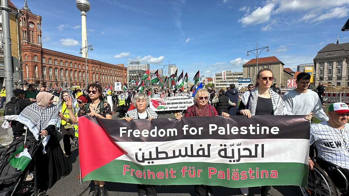 Berlin\'de Filistin\'e Destek Gösterisi