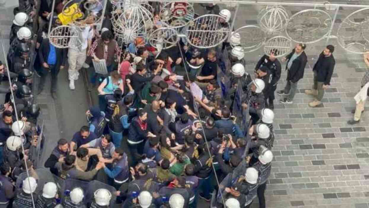 Beyoğlu'nda İsrail'le ticareti protesto edenlere ters kelepçe gözaltı! Özgür Özel'den görüntülere sert tepki Beyoğlu'nda İsrail'le ticareti protesto edenlere ters kelepçe gözaltı! Özgür Özel'den görüntülere sert tepki