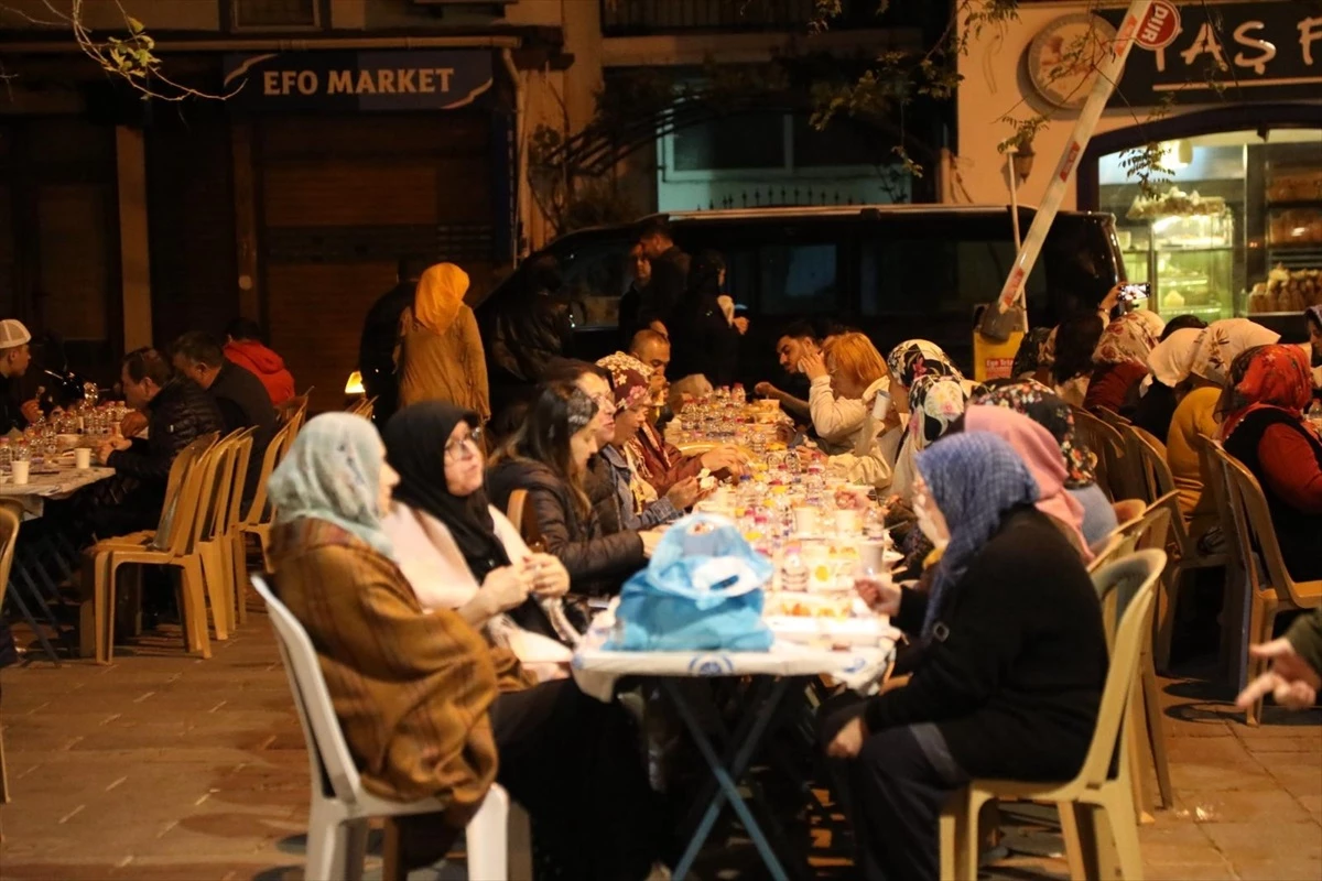 Bodrum Belediye Başkanı Tamer Mandalinci, Türkkuyusu sahur yemeğinde mahalle sakinleriyle buluştu