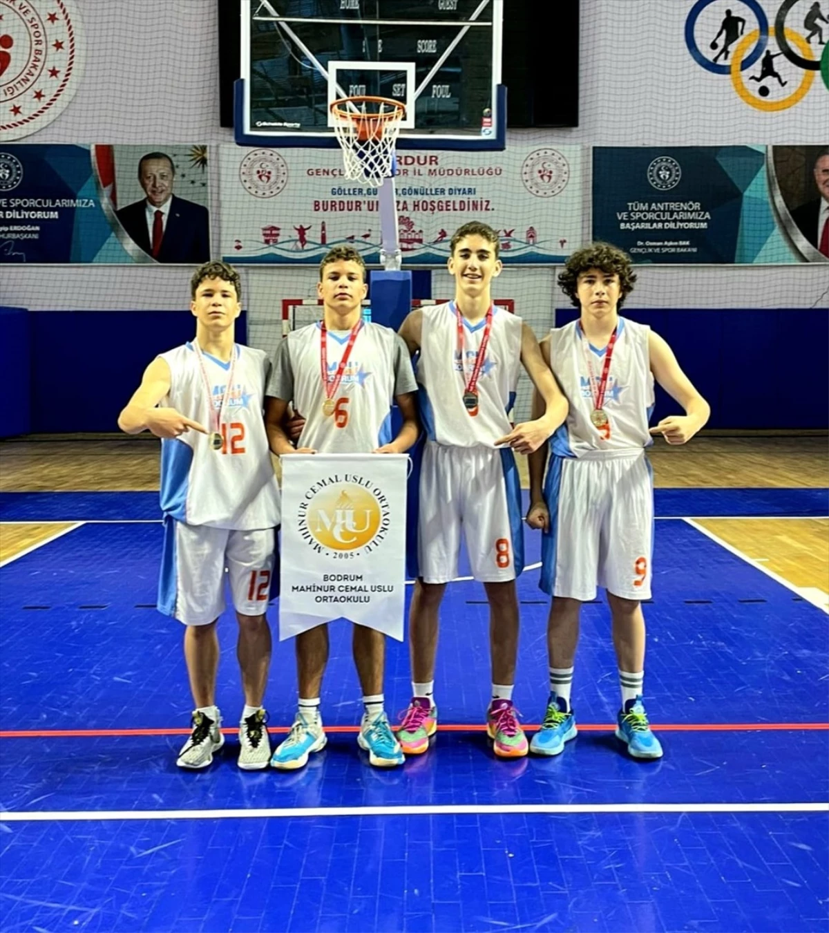 Burdur\'da düzenlenen Okul Sporları Basketbol Bölge Birinciliği Müsabakası\'nda Bodrum Mahinur Cemal Uslu Ortaokulu şampiyon oldu