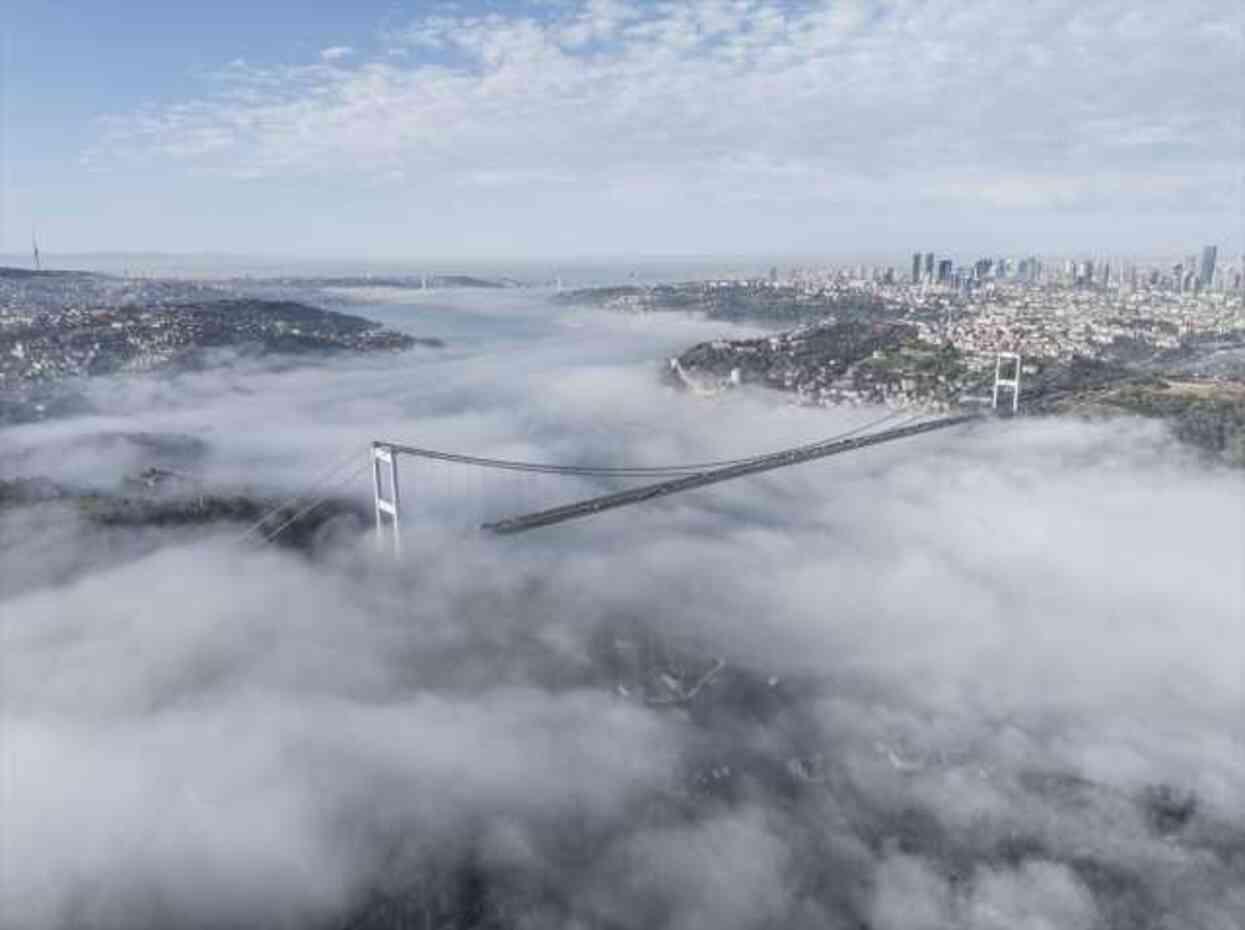 Boğaz bir anda gözden kayboldu! İstanbul'da film karesi gibi anlar