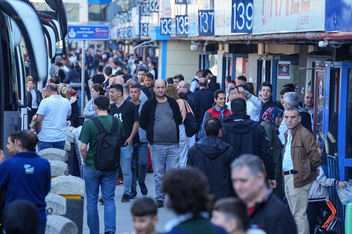 Ramazan Bayramı\'nda Büyük İstanbul Otogarı\'nda Yoğunluk