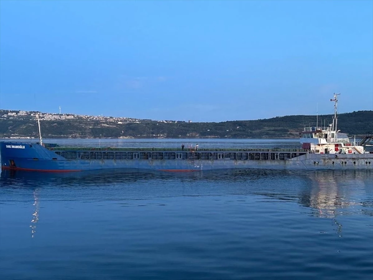 Çanakkale Boğazı\'nda arızalanan Türk bayraklı gemi Karanlık Liman Demir Sahası\'na götürüldü