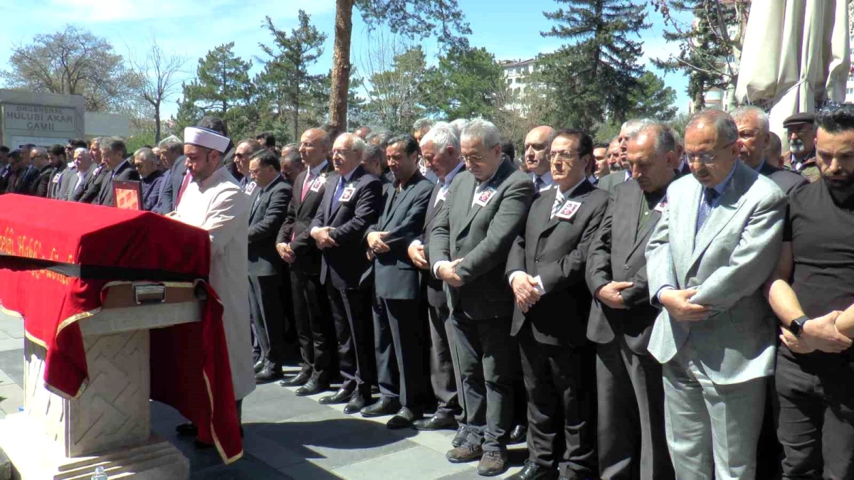 CHP Kayseri İl Başkanı Feyzullah Keskin\'in oğlu son yolculuğuna uğurlandı