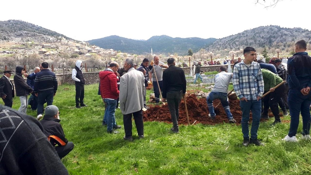 Antalya\'da Sokak Köpeklerinin Saldırısı Sonucu Hayatını Kaybeden Kadın Toprağa Verildi