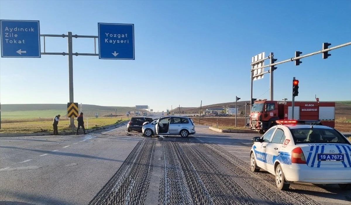 Çorum Alaca\'da Tır ve 2 Otomobilin Çarpıştığı Kazada 9 Kişi Yaralandı