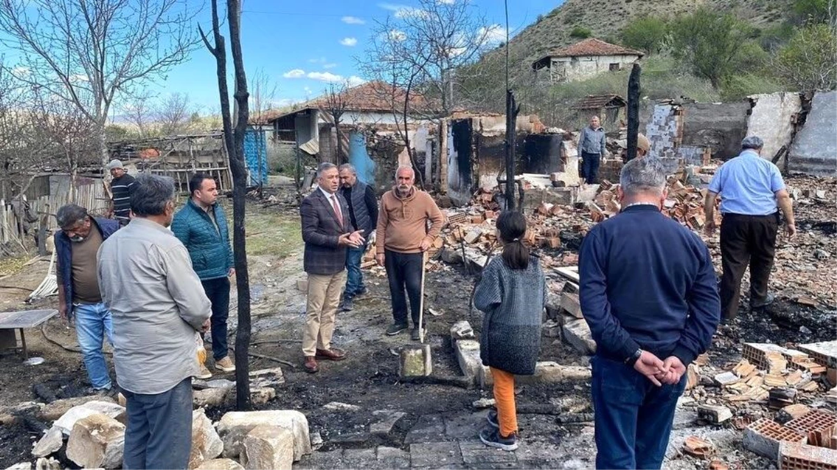 CHP Milletvekili Tahtasız, yangında evlerini kaybeden aileye destek verdi