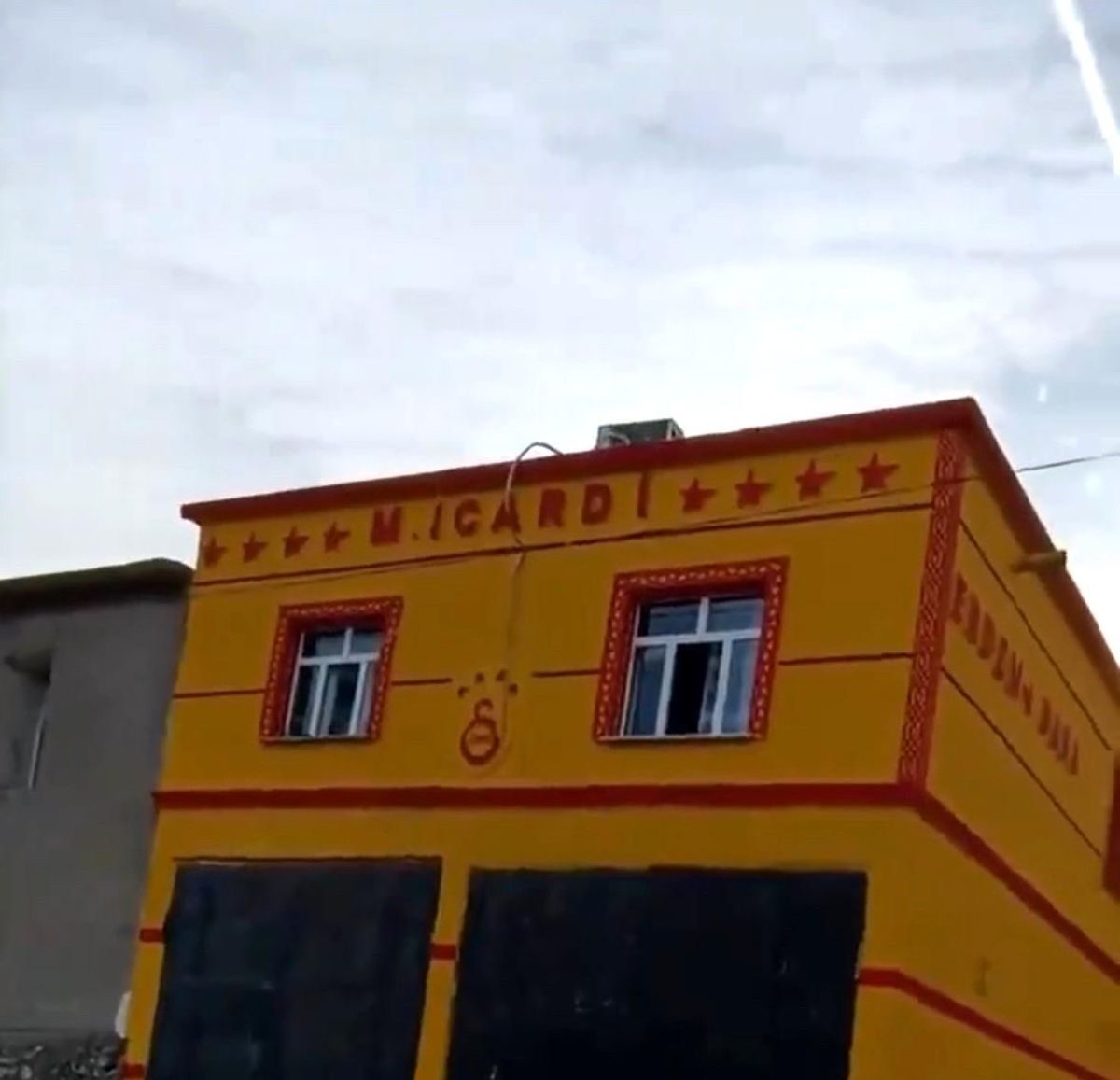 Diyarbakır\'da Galatasaray taraftarı evini sarı-kırmızıya boyayarak \'M. Icardi\' yazdırdı
