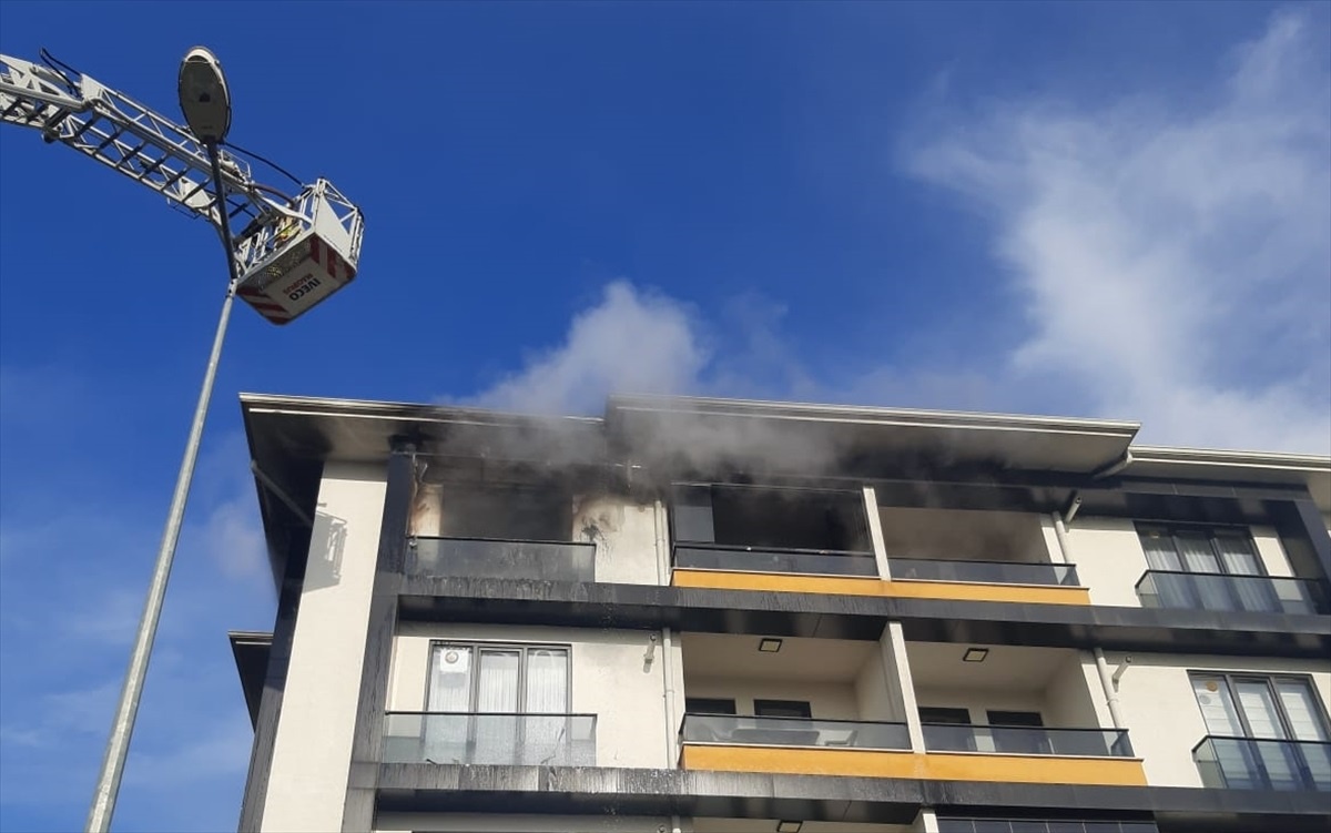 Düzce\'de 5 katlı apartmanda çıkan yangında 3 kişiye ambulansta müdahale edildi
