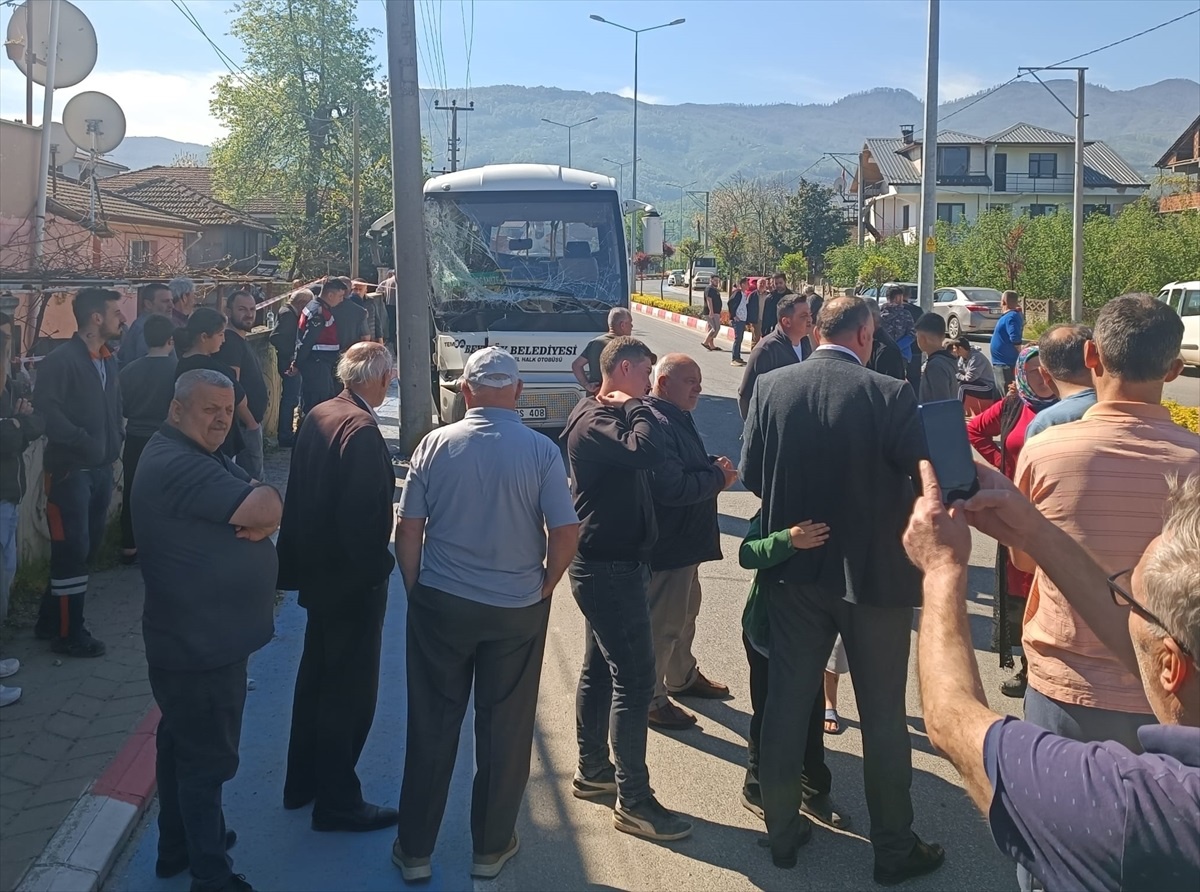 Düzce\'de halk otobüsü aydınlatma direğine çarptı: 16 yaralı