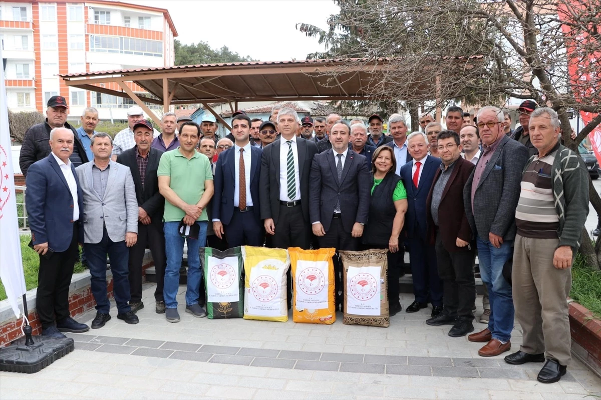 Edirne\'de Yerli Hibrit Ayçiçeği Tohumu Ekilişlerini Artırma Projesi kapsamında 591 üreticiye 744 torba tohum dağıtıldı
