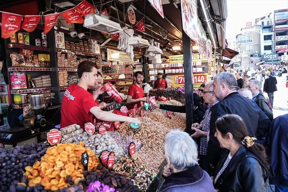 Eminönü ve Mahmutpaşa\'da Ramazan Bayramı öncesi alışveriş hareketliliği başladı