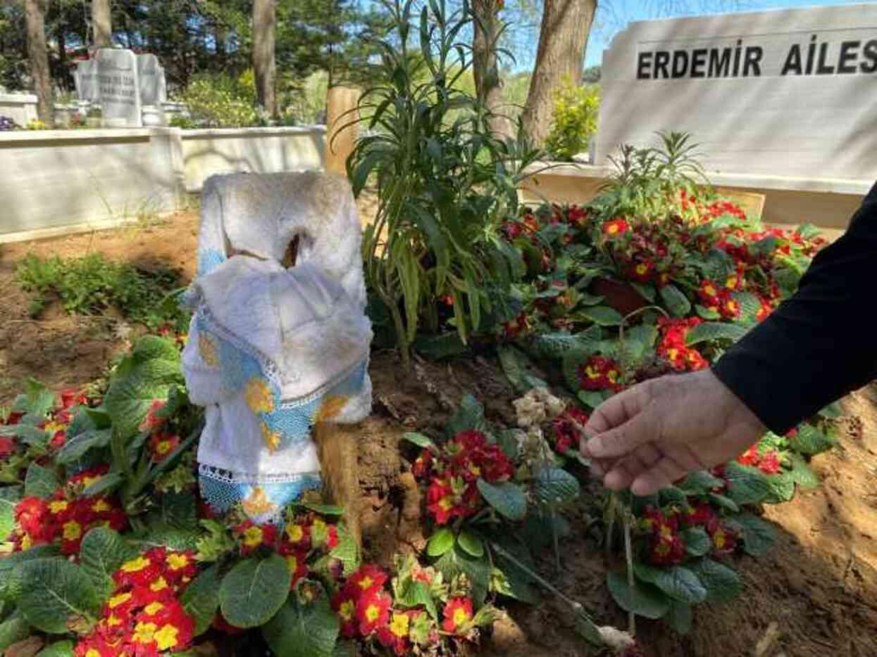 En acı bayram, Oğuz Murat Aci'nin eşi ve babası mezarı başında gözyaşlarıyla anlattı: 'Oğlum hiçbir zaman babasının elini öpemeyecek'