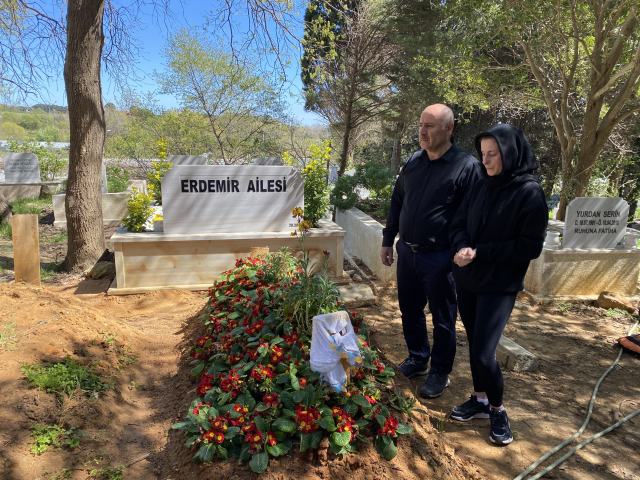 En acı bayram, Oğuz Murat Aci'nin eşi ve babası mezarı başında gözyaşlarıyla anlattı: 'Oğlum hiçbir zaman babasının elini öpemeyecek'