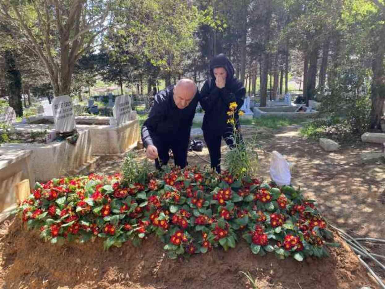 En acı bayram, Oğuz Murat Aci'nin eşi ve babası mezarı başında gözyaşlarıyla anlattı: 'Oğlum hiçbir zaman babasının elini öpemeyecek'