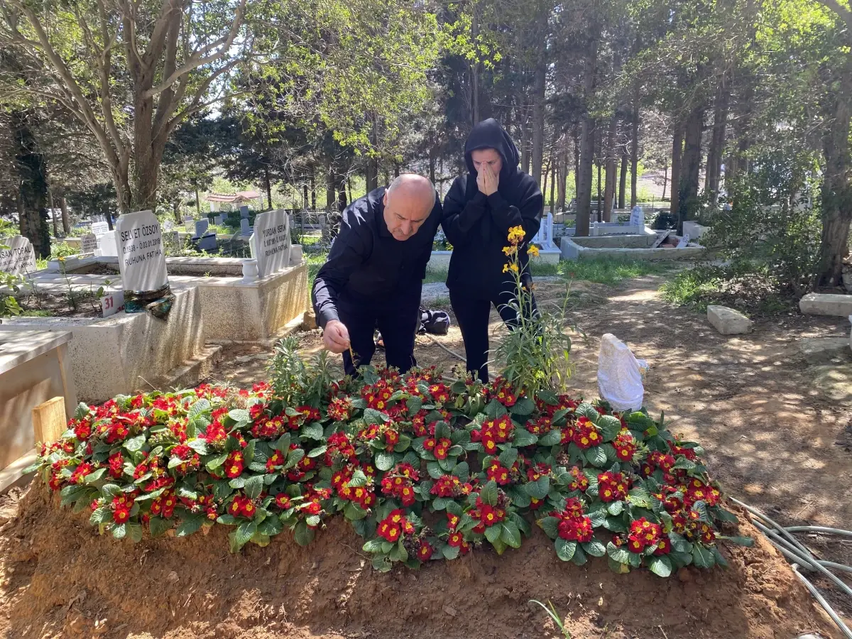 Ölümüne Eylem Tok\'un oğlu sebep olmuştu! Oğuz Murat Aci\'nin acılı eşi, mezarı başında gözyaşlarına boğuldu