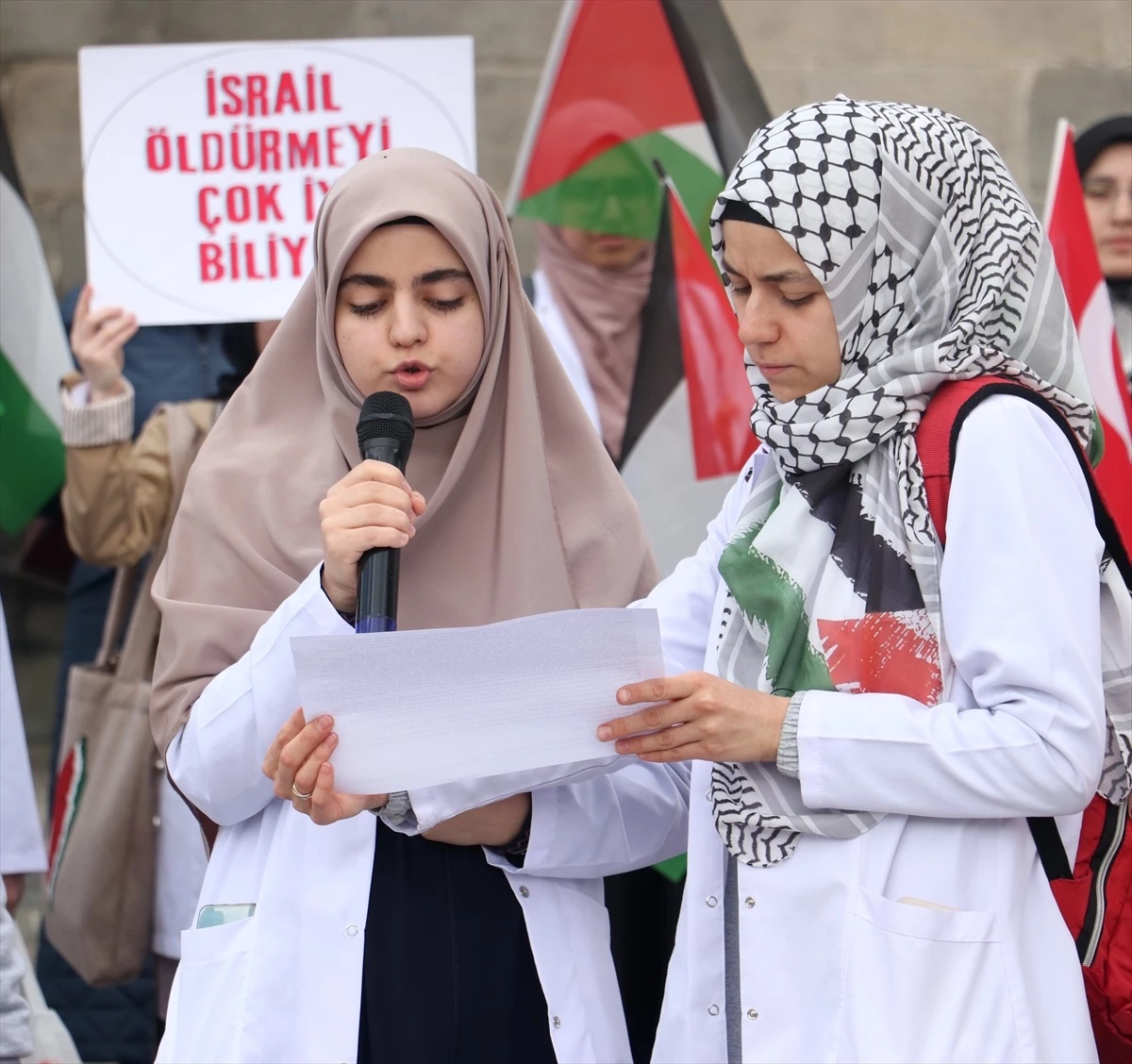 Erzurum\'da Sağlık Çalışanları ve Öğrenciler İsrail\'in Saldırılarını Protesto Etti