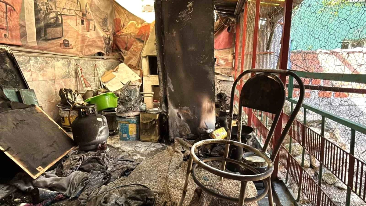 Eskişehir\'de Yangın Sonrası Evde Oturan Anne Yardım Bekliyor