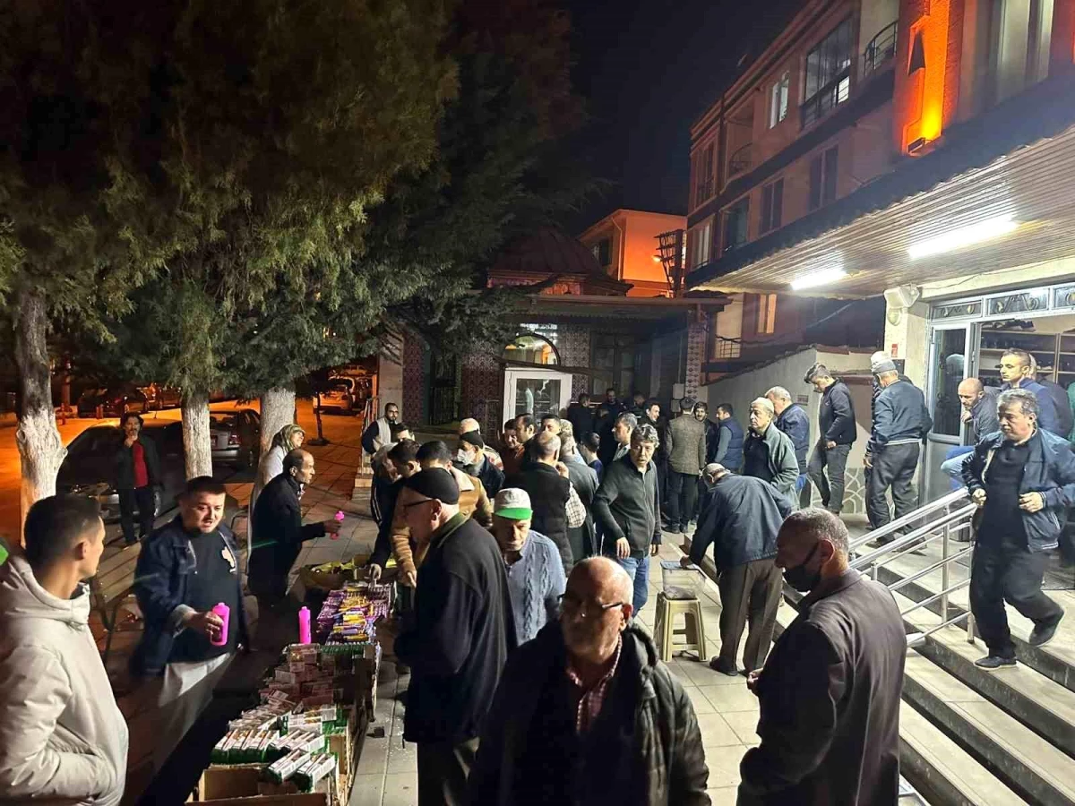 Eskişehirspor taraftarı Kadir Gecesi\'nde camide ikram dağıttı