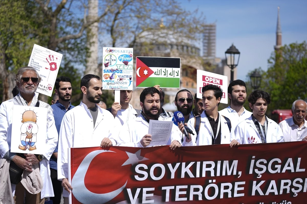 Fatih\'te bir araya gelen sağlık çalışanları İsrail zulmünü protesto etti