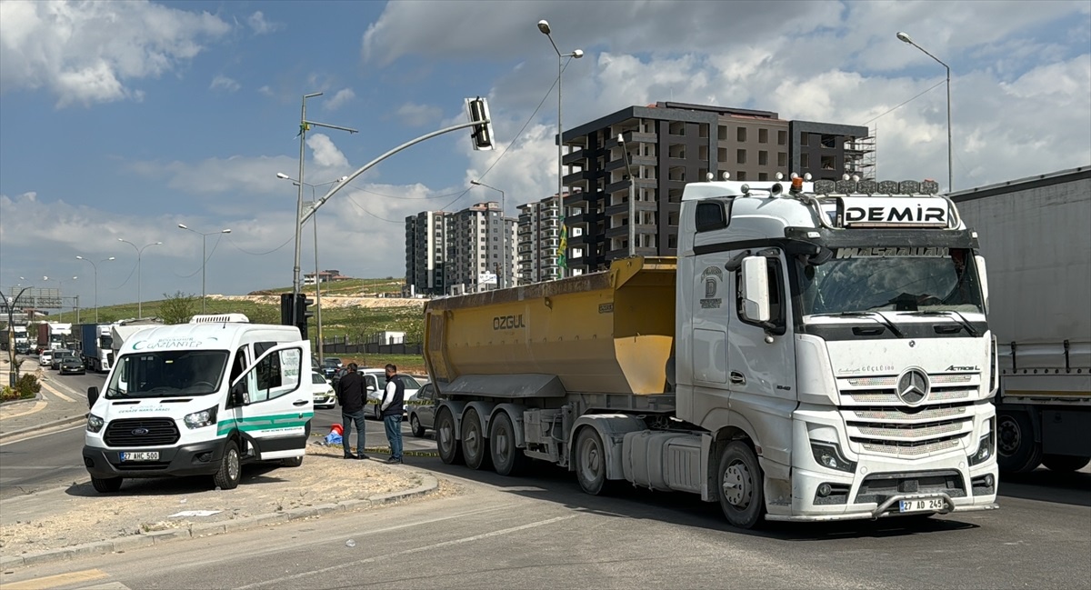 Gaziantep\'te kamyona çarpan motosiklet sürücüsü hayatını kaybetti