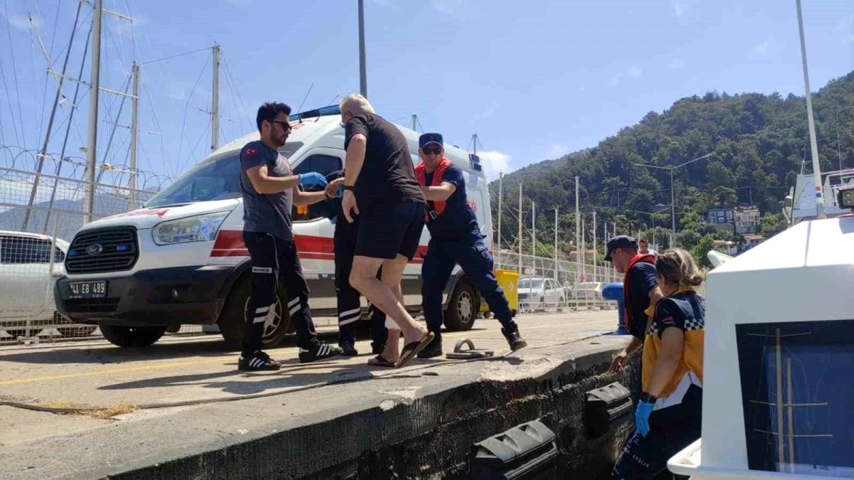 Fethiye açıklarında yaralanan vatandaş Sahil Güvenlik tarafından tıbbi tahliye edildi