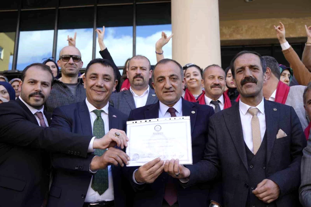 Gümüşhane Belediye Başkanı Vedat Soner Başer mazbatasını aldı