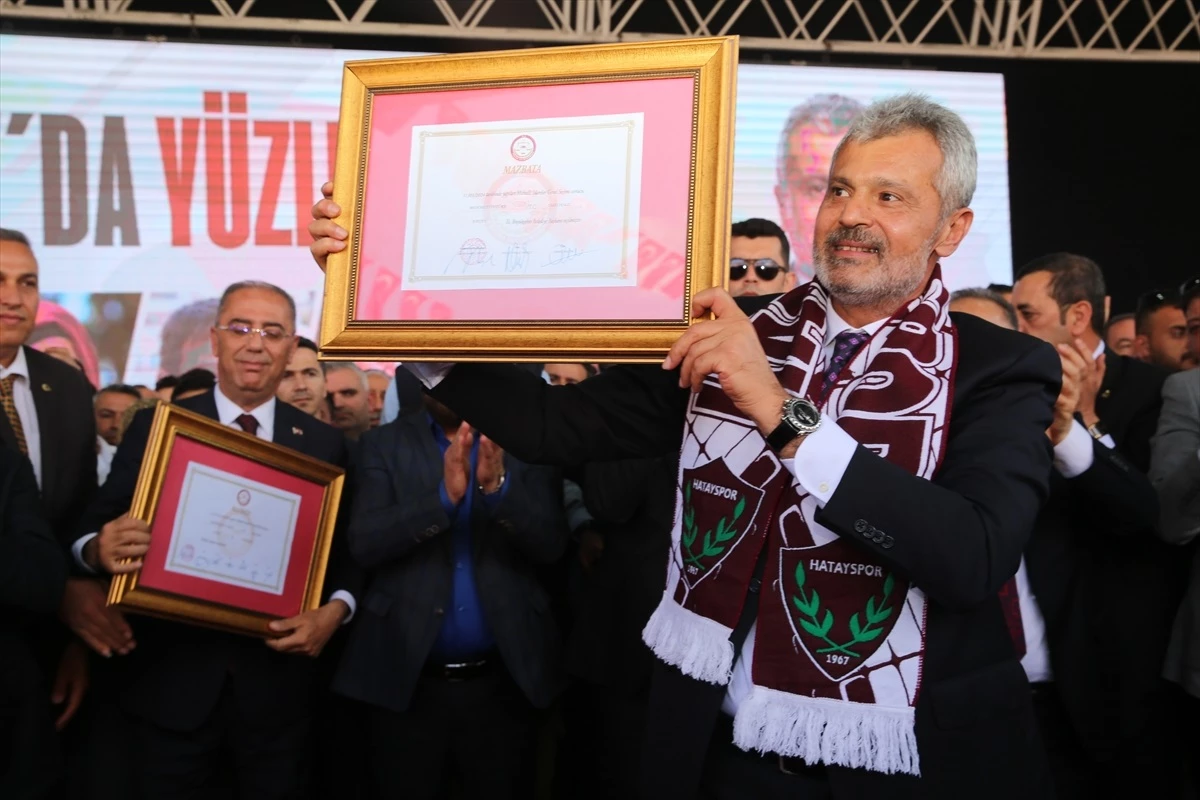 Hatay Büyükşehir Belediye Başkanı Mehmet Öntürk mazbatasını aldı