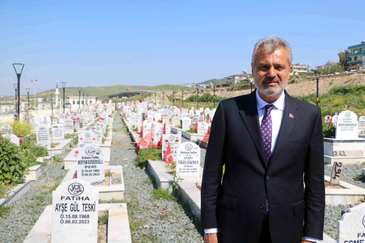 Hatay Büyükşehir Belediye Başkanı Mehmet Öntürk, Deprem Şehitliğini Ziyaret Etti