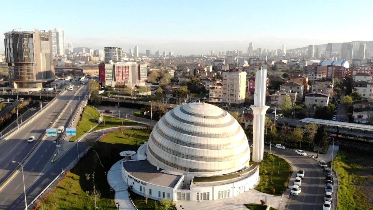 Kartal\'da Yarım Küre Şeklindeki Ahmet Yılmaz Camii Dikkat Çekiyor