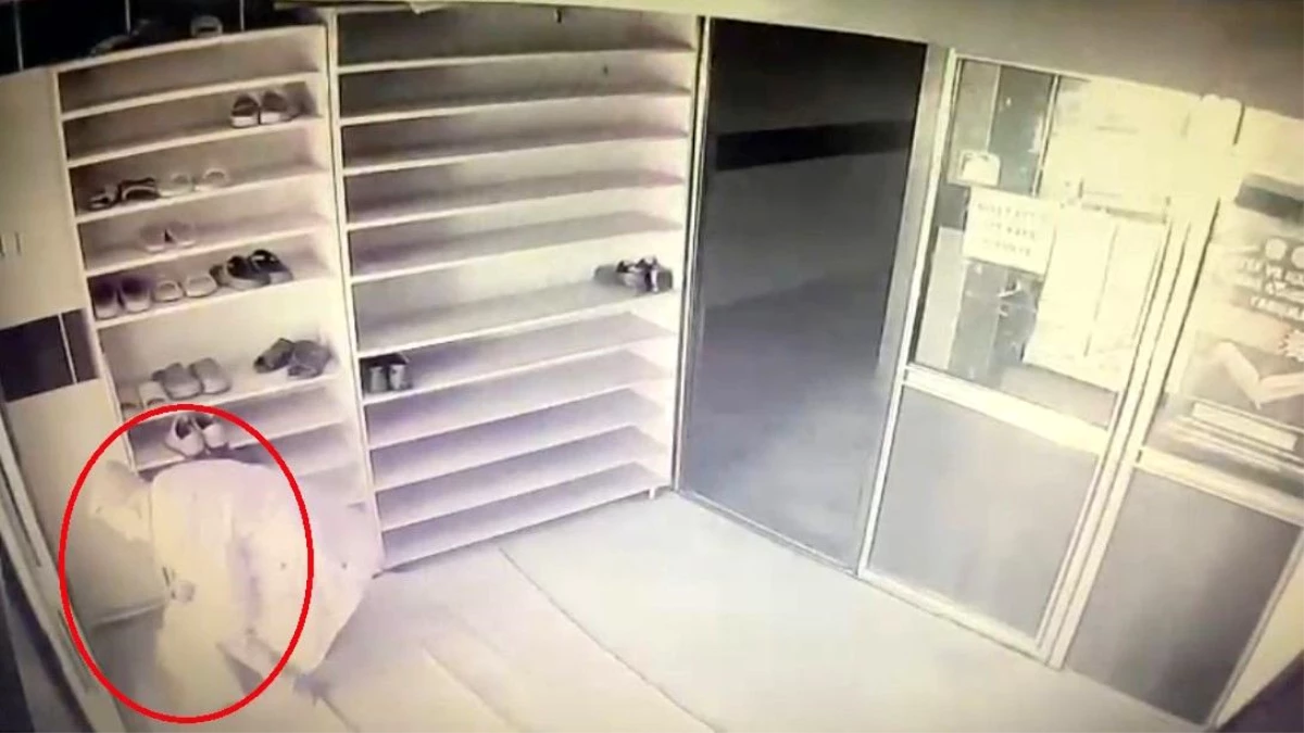 Diyarbakır\'da camide yaşlı hırsızın çaldığı ayakkabılar güvenlik kamerasına yansıdı