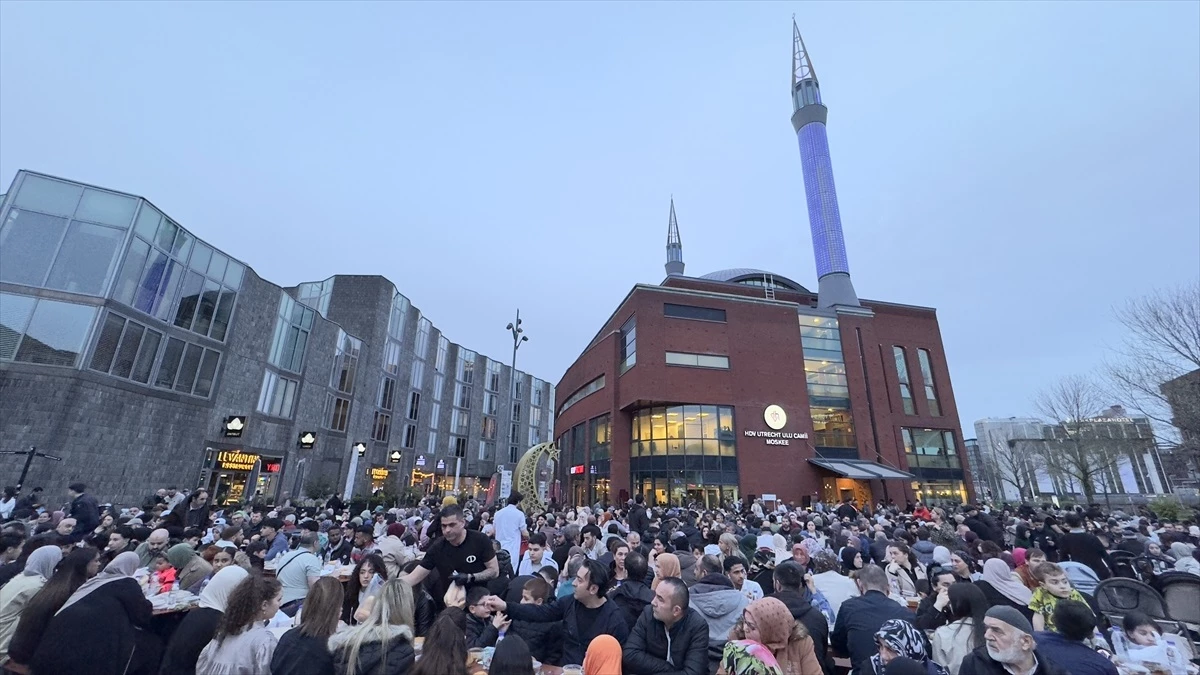 Hollanda Diyanet Vakfı\'na bağlı Ulu Cami Vakfı, 1500 kişilik sokak iftarı düzenledi