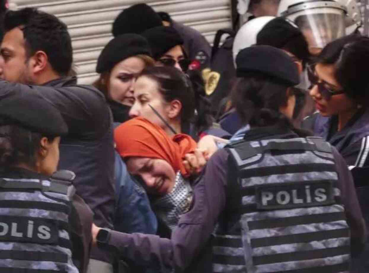 İsrail'le ticareti protesto edenlere ters kelepçe gözaltı! Özgür Özel'den görüntülere sert tepki İsrail'le ticareti protesto edenlere ters kelepçe gözaltı! Özgür Özel'den görüntülere sert tepki