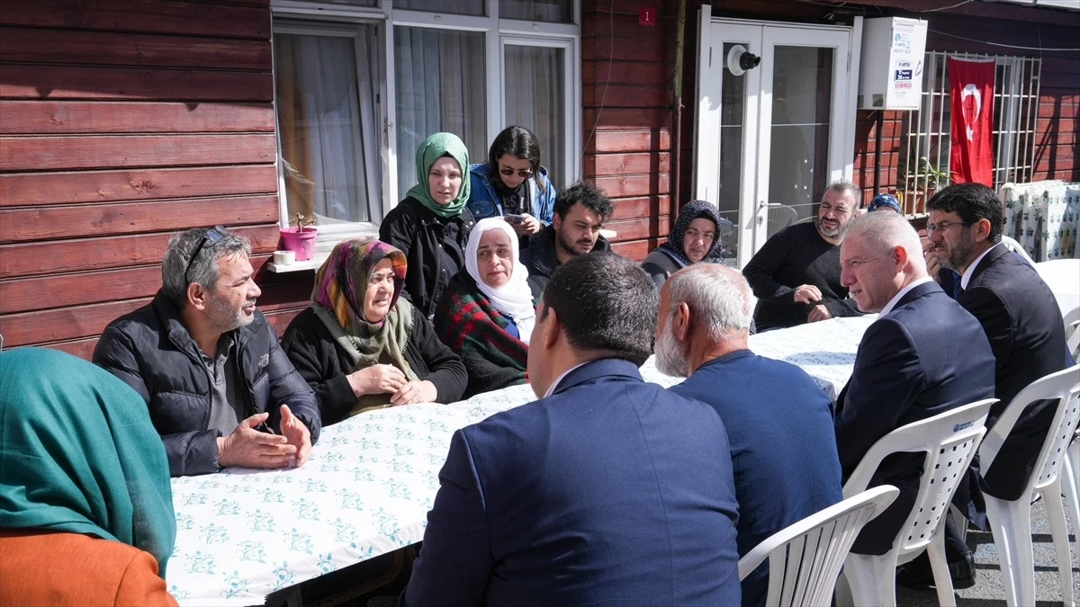 İstanbul Valisi, yangında hayatını kaybedenlerin ailelerini ziyaret etti