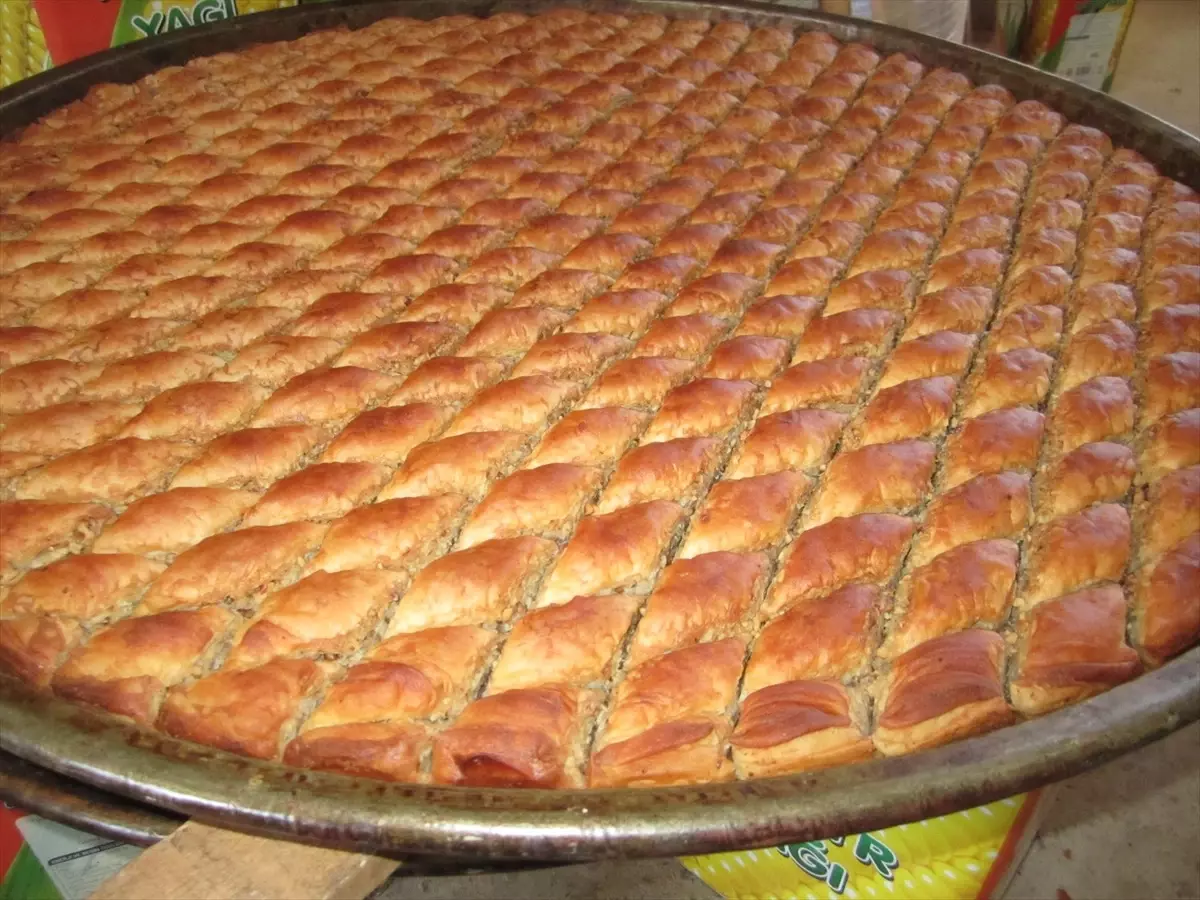 Kale Belediye Başkanı Kadın Baklava Ustalarını Ziyaret Etti