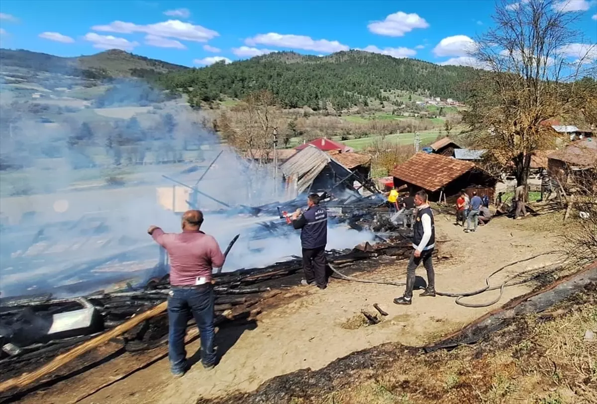 Kastamonu Daday\'da çıkan yangında ev, ahır ve atölye kullanılamaz hale geldi