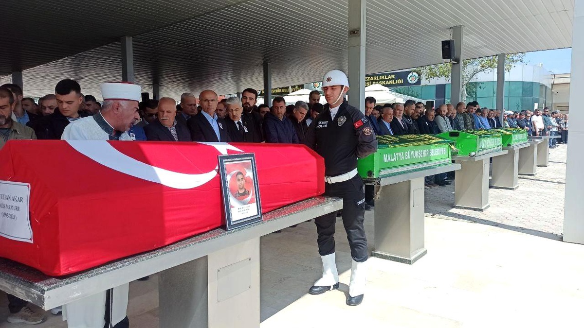 Şanlıurfa\'da trafik kazasında hayatını kaybeden polis memuru ve ailesi Malatya\'da son yolculuklarına uğurlandı