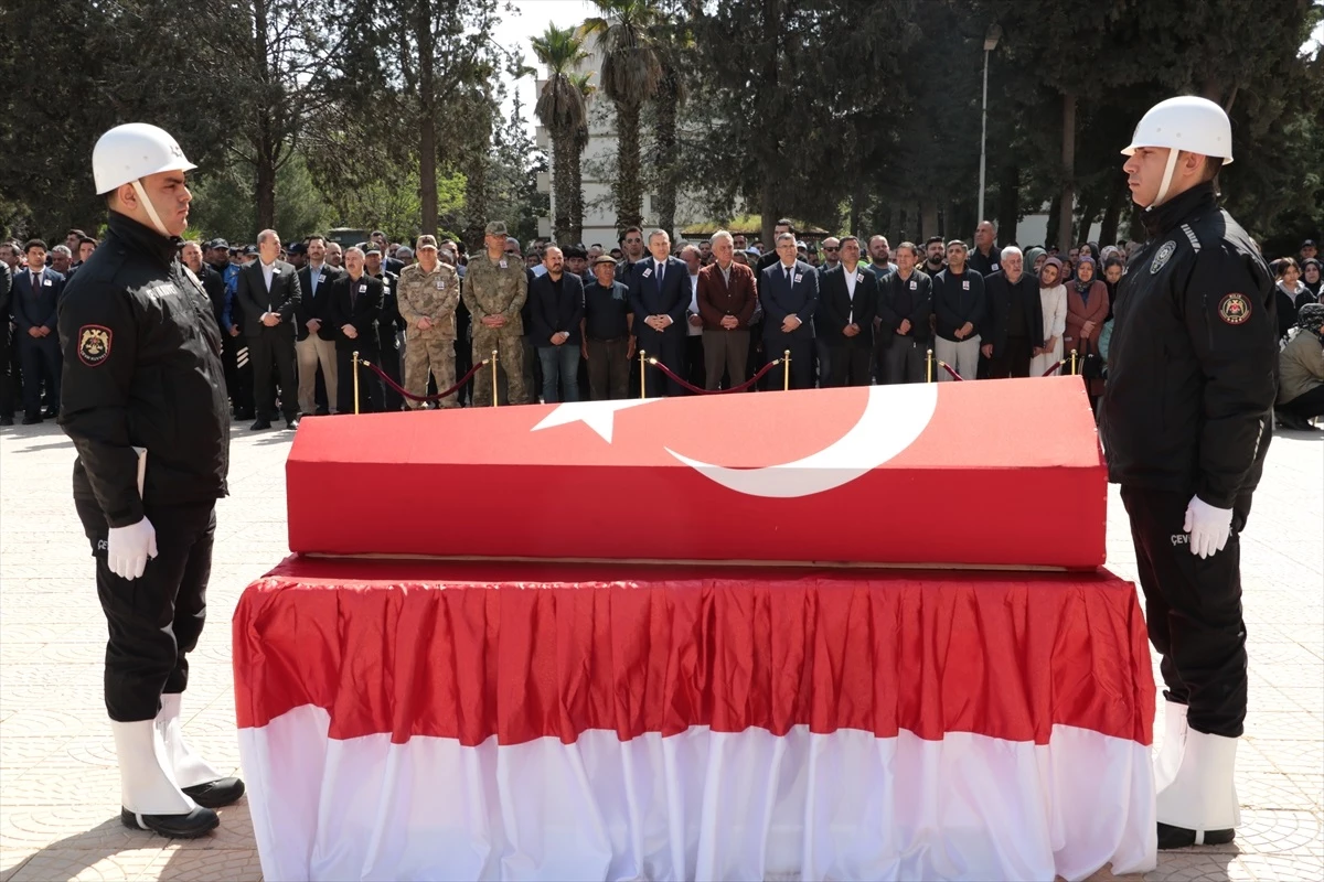 Kilis\'te Kalp Krizi Sonucu Hayatını Kaybeden Polis Memuru Oğuz Kıraç\'ın Cenazesi Kahramanmaraş\'a Uğurlandı