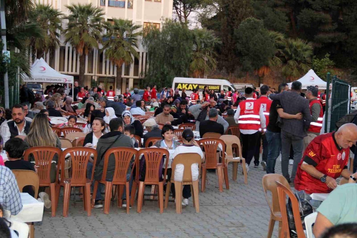 Aydın\'da Kızılay tarafından iftar yemeği düzenlendi